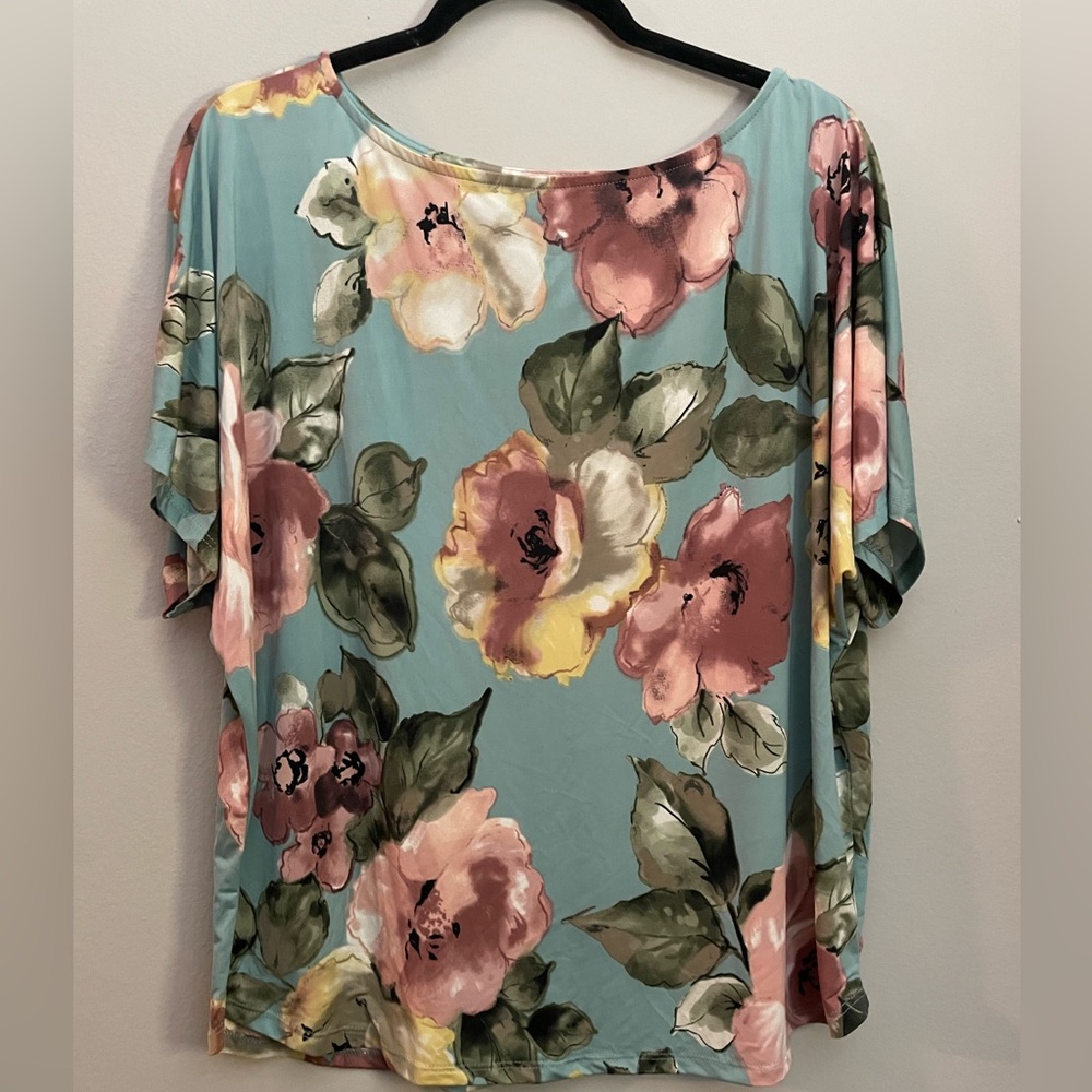 Short sleeve floral t shirt. Soft and comfortable. Like new!